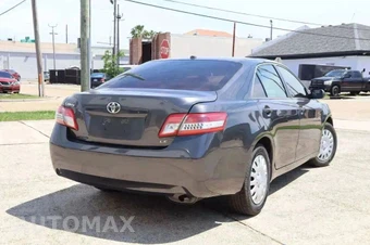 2010 Toyota Camry LE - miniatura 2