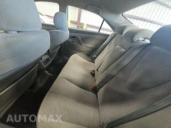 2010 Toyota Camry LE – miniatura 13