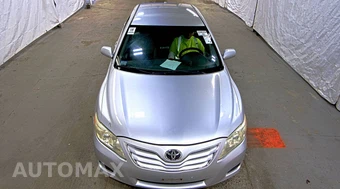 2010 Toyota Camry LE – miniatura 2