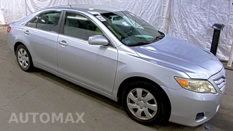 2010 Toyota Camry LE – miniatura 3