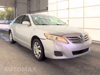 2010 Toyota Camry LE – miniatura 3