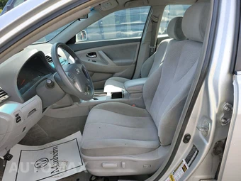 2010 Toyota Camry LE – miniatura 7