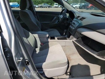 2010 Toyota Camry LE – miniatura 8