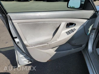 2010 Toyota Camry LE – miniatura 9