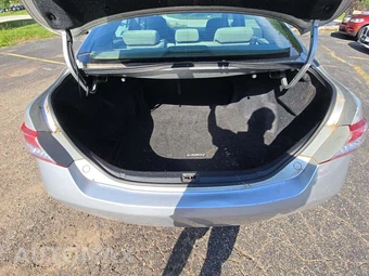 2010 Toyota Camry LE – miniatura 11