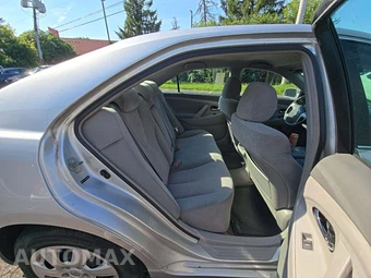 2010 Toyota Camry LE – miniatura 13