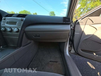 2010 Toyota Camry LE – miniatura 16