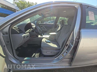 2010 Toyota Camry LE – miniatura 3