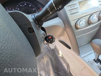 2010 Toyota Camry LE – miniatura 5