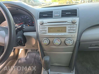 2010 Toyota Camry LE – miniatura 7