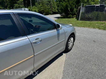 2010 Toyota Camry LE - miniatura 2