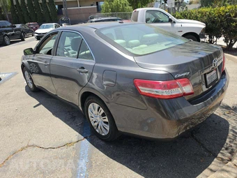 2010 Toyota Camry LE - miniatura 2