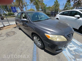 2010 Toyota Camry LE - miniatura 4