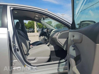 2010 Toyota Corolla - miniatura 15