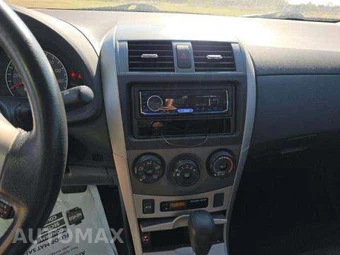 2010 Toyota Corolla – miniatura 11