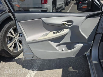 2010 Toyota Corolla – miniatura 9