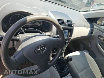 2010 Toyota Corolla CE – miniatura 11