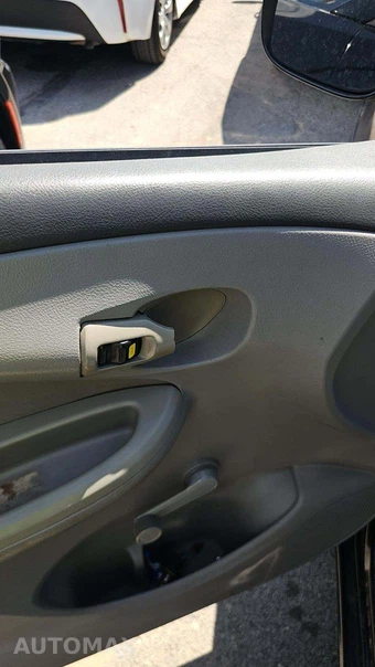 2010 Toyota Corolla CE – miniatura 21