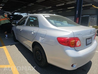 2010 Toyota Corolla LE – miniatura 6