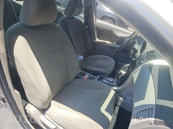 2010 Toyota Corolla LE – miniatura 8