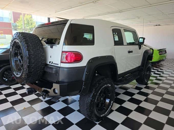 2010 Toyota FJ Cruiser w/Rear Doors - miniatura 3