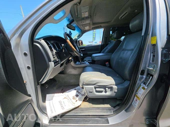 2010 Toyota Sequoia Platinum – miniatura 6