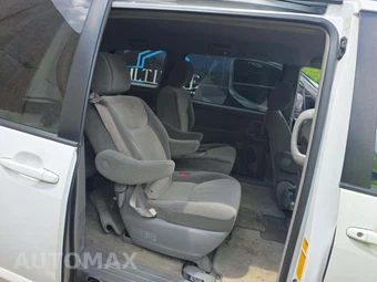 2010 Toyota Sienna LE Minivan 7-Passenger 119.3" WB – miniatura 17