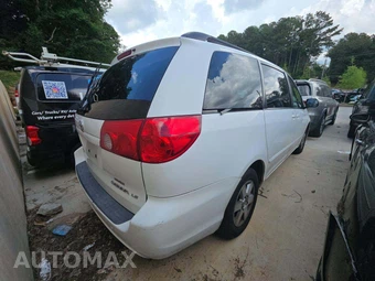 2010 Toyota Sienna LE Minivan 7-Passenger 119.3" WB – miniatura 3