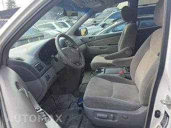 2010 Toyota Sienna LE Minivan 7-Passenger 119.3" WB – miniatura 6
