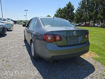 2010 Volkswagen Jetta Sedan SE – miniatura 2