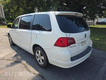 2010 Volkswagen Routan SE w/Rear Seat Entertainment 121.2" WB – miniatura 2