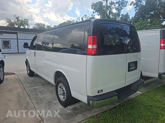 2011 Chevrolet Express 2500 Passenger Van LT 1LT 135.0" WB - miniatura 2