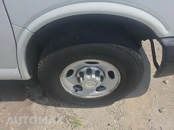 2011 Chevrolet Express 3500 Cargo Van 1WT 155.0" WB - miniatura 9