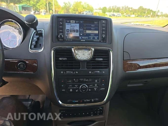 2011 Chrysler Town & Country Limited 121.2" WB - miniatura 10