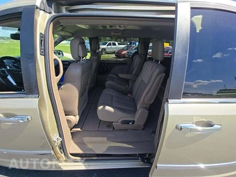 2011 Chrysler Town & Country Limited 121.2" WB - miniatura 13