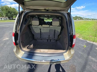 2011 Chrysler Town & Country Limited 121.2" WB - miniatura 15