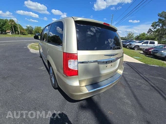 2011 Chrysler Town & Country Limited 121.2" WB - miniatura 2