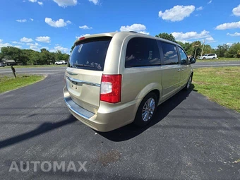 2011 Chrysler Town & Country Limited 121.2" WB - miniatura 3