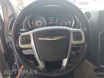 2011 Chrysler Town & Country Touring 121.2" WB - miniatura 10