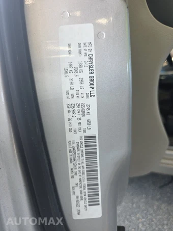 2011 Chrysler Town & Country Touring 121.2" WB - miniatura 15
