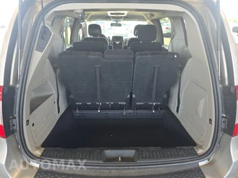 2011 Chrysler Town & Country Touring 121.2" WB - miniatura 17
