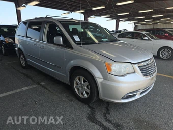 2011 Chrysler Town & Country Touring 121.2" WB - miniatura 3