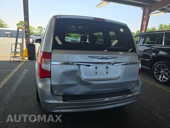 2011 Chrysler Town & Country Touring 121.2" WB - miniatura 5