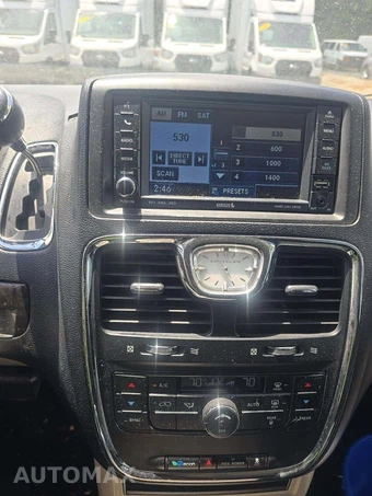 2011 Chrysler Town & Country Touring 121.2" WB – miniatura 10