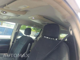 2011 Chrysler Town & Country Touring 121.2" WB – miniatura 11