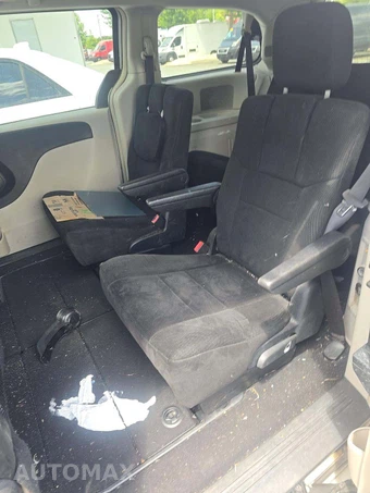 2011 Chrysler Town & Country Touring 121.2" WB – miniatura 13