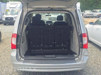2011 Chrysler Town & Country Touring 121.2" WB – miniatura 15