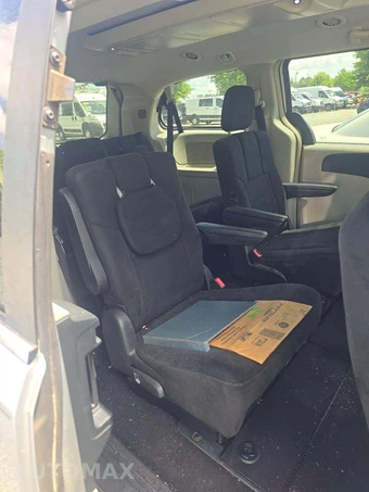 2011 Chrysler Town & Country Touring 121.2" WB – miniatura 17
