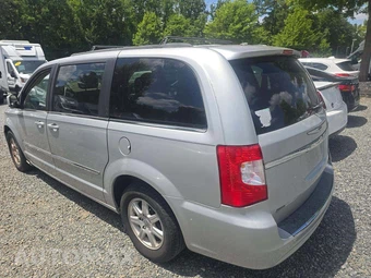 2011 Chrysler Town & Country Touring 121.2" WB – miniatura 2