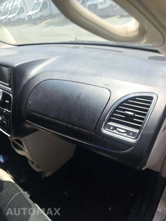 2011 Chrysler Town & Country Touring 121.2" WB – miniatura 20